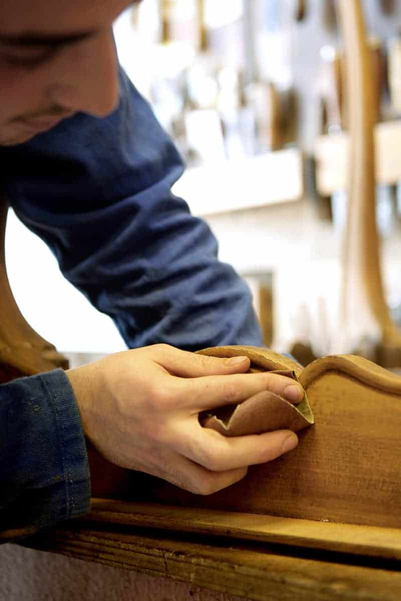 Renowacja mebli: jak odnowić stare meble drewniane, fornirowane, skórzane | BLOG BUDOWLANY Renowacja mebli - szlifowanie