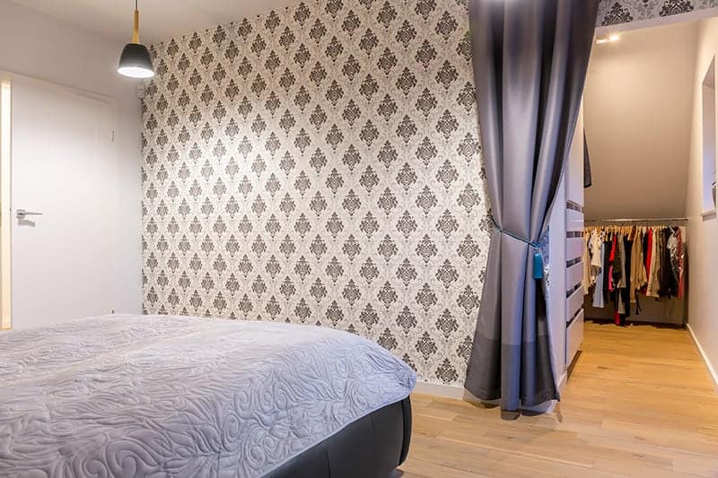 Jak dobrać tapetę do stylu sypialni