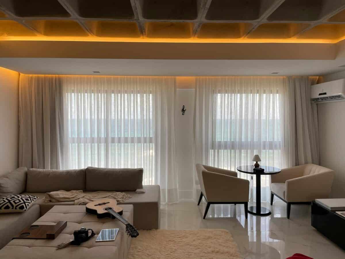 Nowoczesne mieszkanie w stylu Quiet Luxury – jak dobrać zasłony? | BLOG BUDOWLANY Nowoczesne mieszkanie w stylu Quiet Luxury – jak dobrać zasłony?