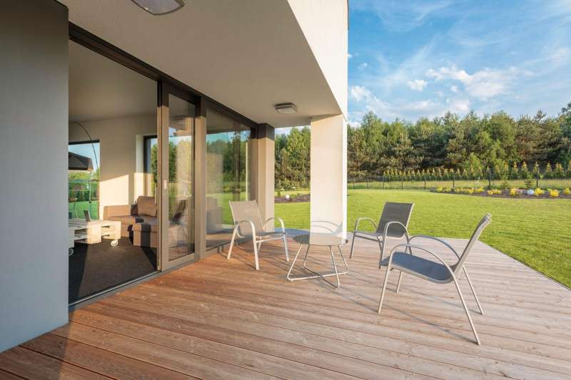 Deski kompozytowe vs drewno – które rozwiązanie lepiej sprawdzi się na zewnątrz? | BLOG BUDOWLANY