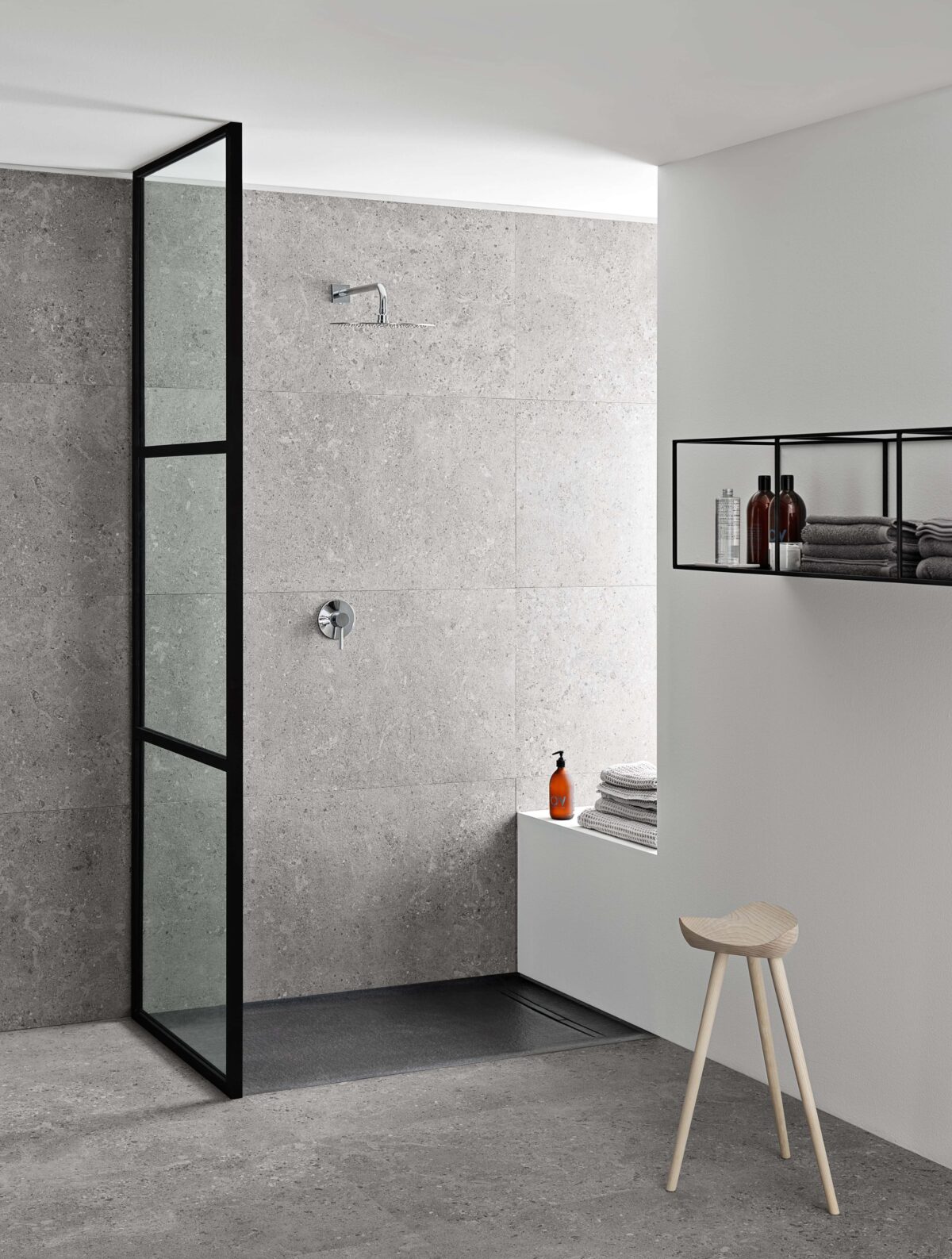 Prysznic walk-in ze ścianką prysznicową i brodzikiem zlicowanym z podłogą